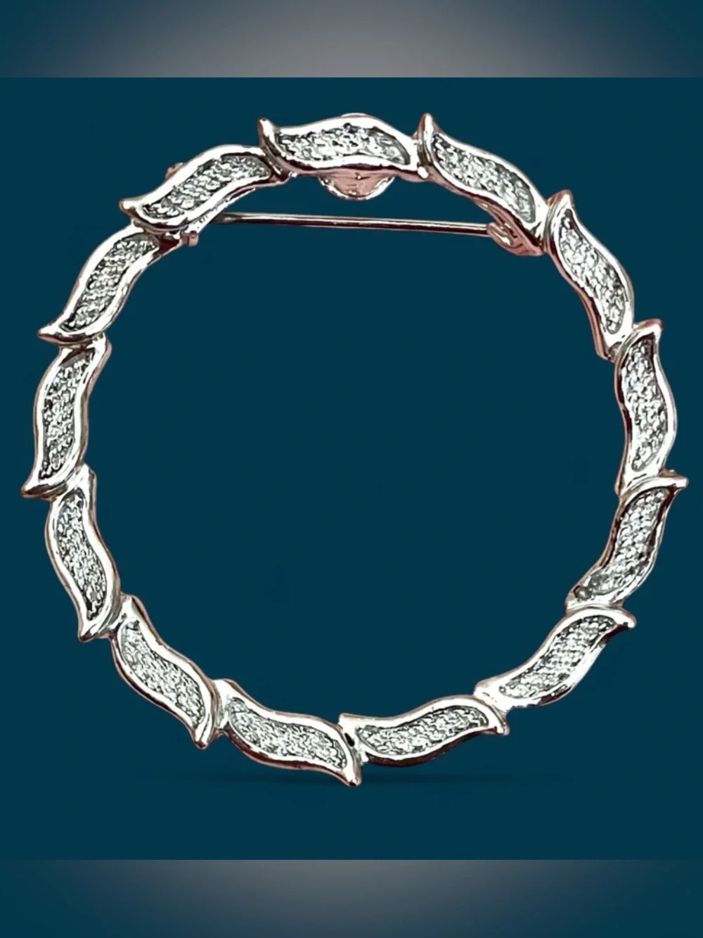 Gerry’s Vintage Silver Tone Leaf Wreath Brooch Pin Circle Minimalist Retro Mod